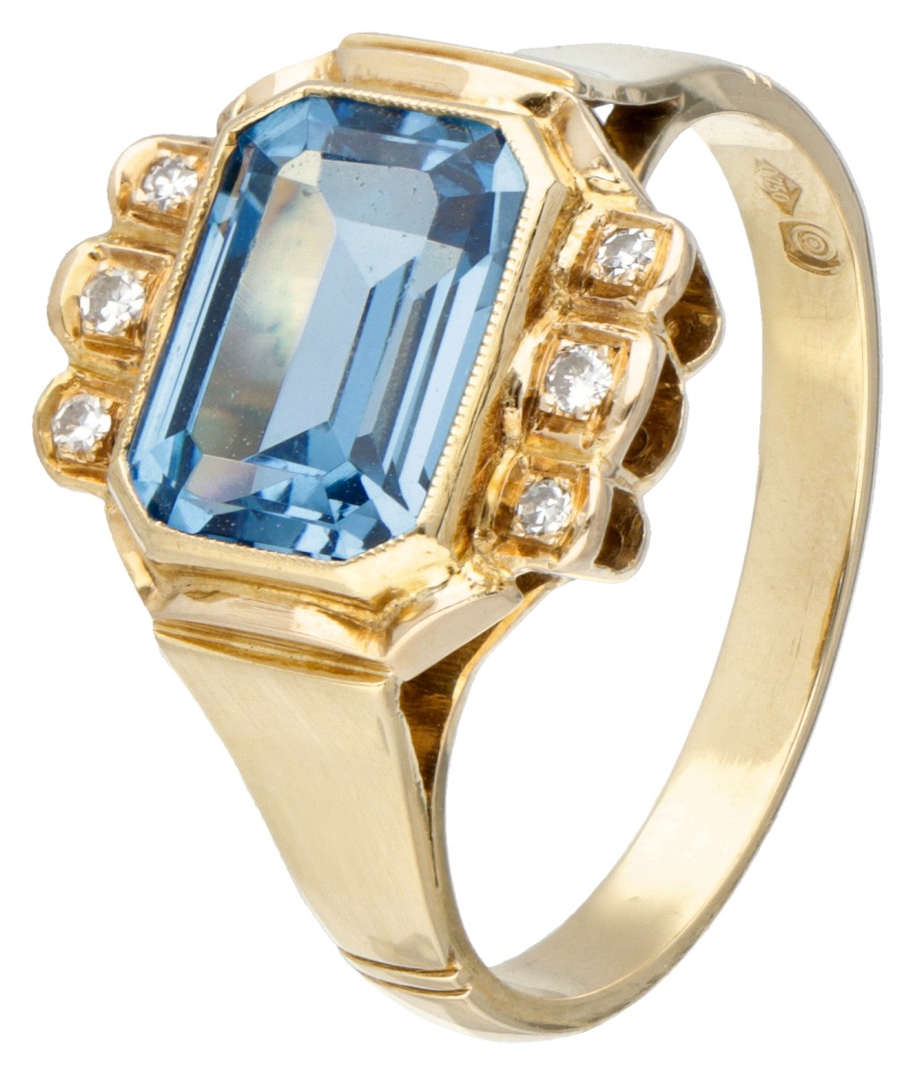 18 kt. Geelgouden retro ring bezet met ca. 3.03 ct. synthetische spinel en diamant.