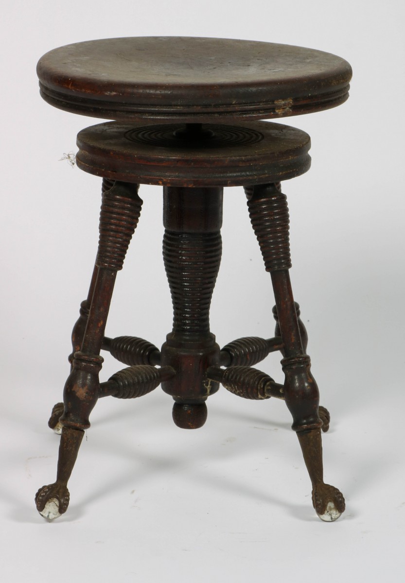 Een notenhouten pianokruk, ca. 1890.