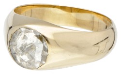 14 kt. Geelgouden antieke stirrup ring bezet met een roos geslepen diamant.