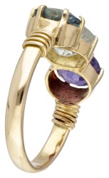 Vintage 14 kt. geelgouden 3-steens ring bezet met ca. 4.74 ct. natuurlijke saffieren in diverse kleuren.