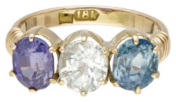 Vintage 14 kt. geelgouden 3-steens ring bezet met ca. 4.74 ct. natuurlijke saffieren in diverse kleuren.