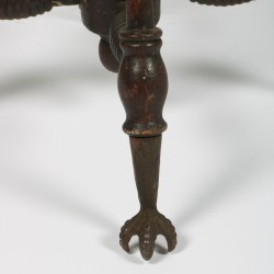 Een notenhouten pianokruk, ca. 1890.