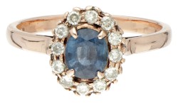 BWG 10 kt. roségouden rozet ring bezet met ca. 0.70 ct. natuurlijke saffier en ca. 0.12 ct. diamant.