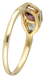 18 kt. Geelgouden ring bezet met diamant en synthetische robijn.