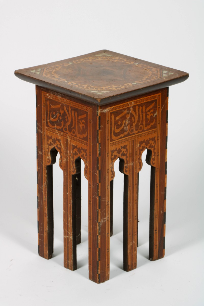 Een Ottomaans bijzet koffietafeltje, 20e eeuw.