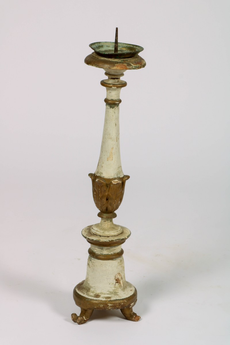 Een gewit houten baluster penkandelaar, 20e eeuw.