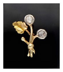 Antieke BWG 10 kt. roségouden rouw-medaillonhanger met roos geslepen diamanten gezet op onyx.