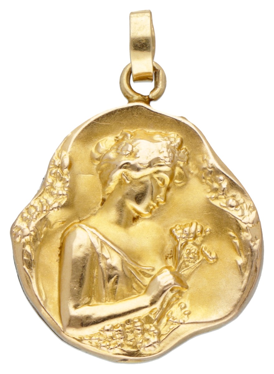 14 kt. Geelgouden art nouveau repoussé hanger met een sierlijke voorstelling van een vrouw.