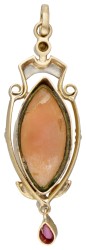 14 kt. Bicolor gouden hanger bezet met een schelpcamee, glasgranaat en zaadparel.