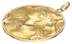 14 kt. Geelgouden art nouveau hanger met een elegante dame met diamant en profil afgebeeld.