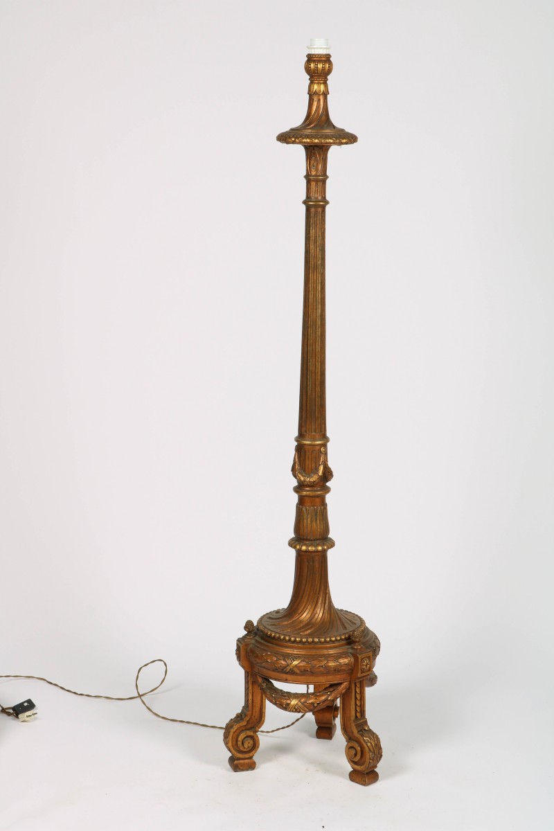 Een verguld houten staande lamp, Louis XVI-stijl, 2e kwart 20e eeuw.