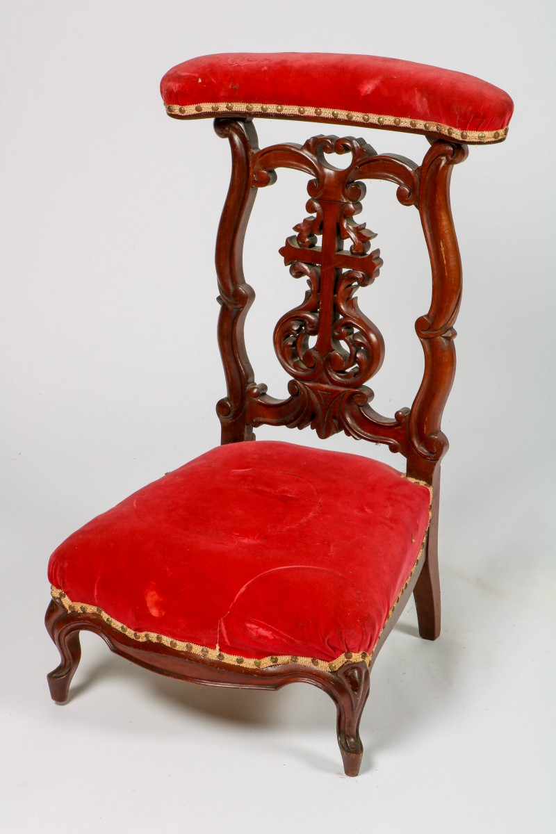 Een gestoken mahoniehouten bidstoel, Duits, ca. 1870.