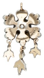 Sterling zilveren hanger bezet met roos geslepen diamanten.