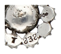 835 Zilveren rozet hanger bezet met roos geslepen diamanten.