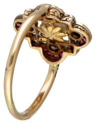 14 kt. Bicolor gouden art deco klavertjevier ring bezet met diamant, natuurlijke robijn en een parel.