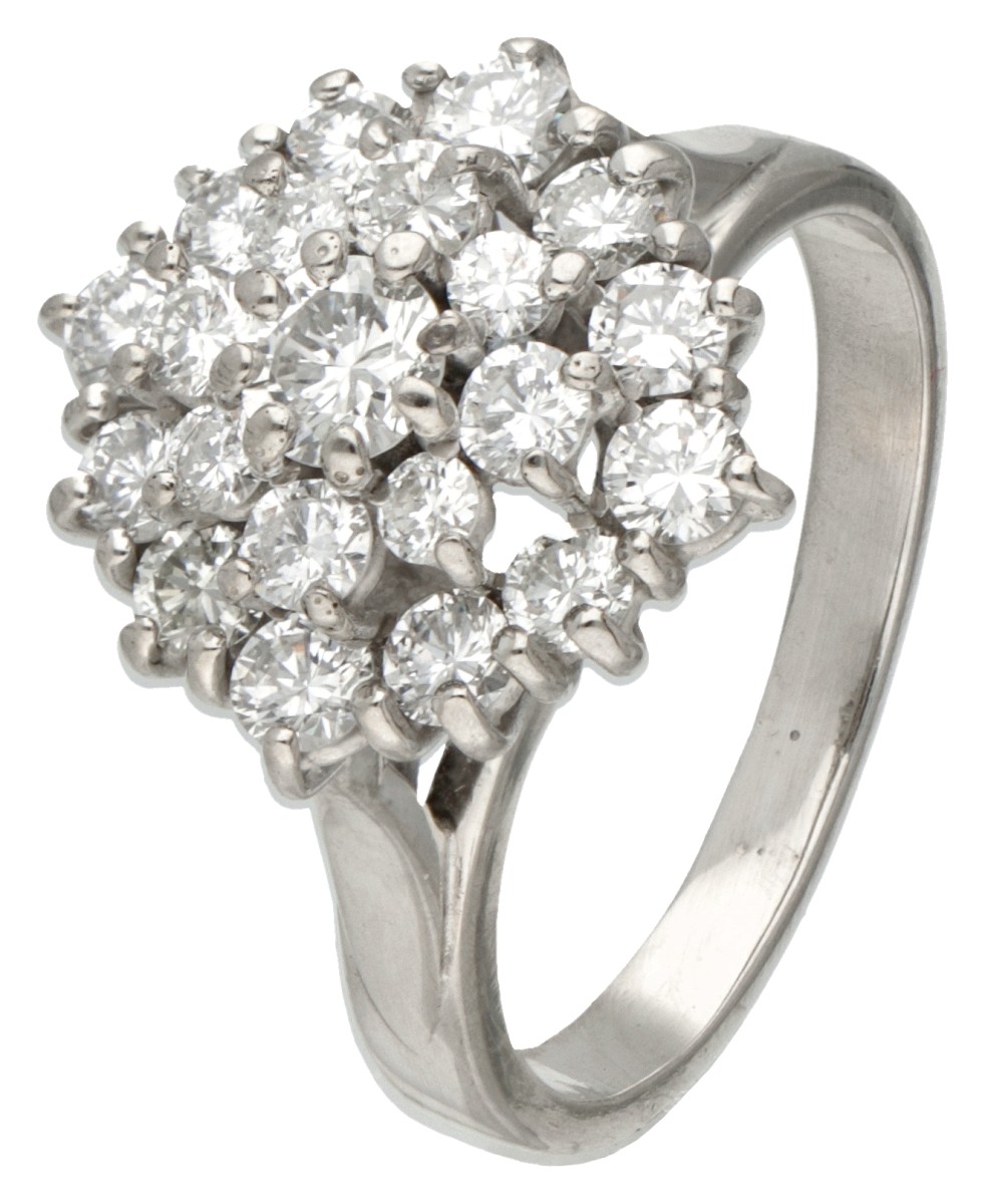 14 kt. Witgouden entourage ring bezet met ca. 1.26 ct. diamant.