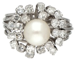 18 kt. Witgouden entourage ring bezet met ca. 1.20 ct. diamant en een zoetwaterparel.