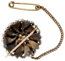 14 kt. Geelgouden / sterling zilveren broche bezet met roos geslepen diamanten.