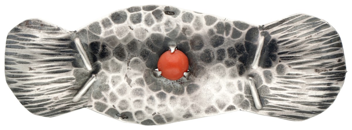Art deco 833 zilveren Amsterdamse School gehamerde broche bezet met bloedkoraal.