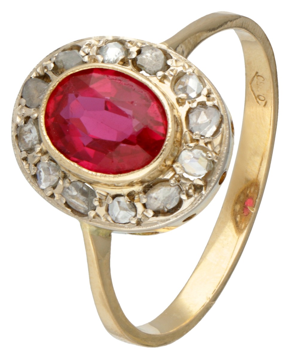 18 kt. Geelgouden art deco entourage ring bezet met diamant en synthetische robijn.