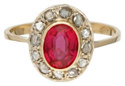 18 kt. Geelgouden art deco entourage ring bezet met diamant en synthetische robijn.
