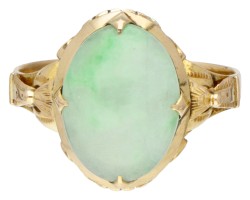 20 kt. Geelgouden vintage ring bezet met ca. 3.38 ct. jade.