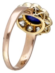 Antieke 14 kt. tricolor gouden rozet ring bezet met diamant en synthetische saffier.