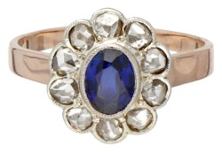 Antieke 14 kt. tricolor gouden rozet ring bezet met diamant en synthetische saffier.