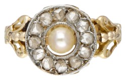 18 kt. Geelgouden antieke entourage ring bezet met diamanten en een parel.