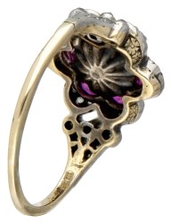 Bloemvormige 18 kt. gouden / 800 zilveren ring bezet met diamant, synthetische robijn en een parel.