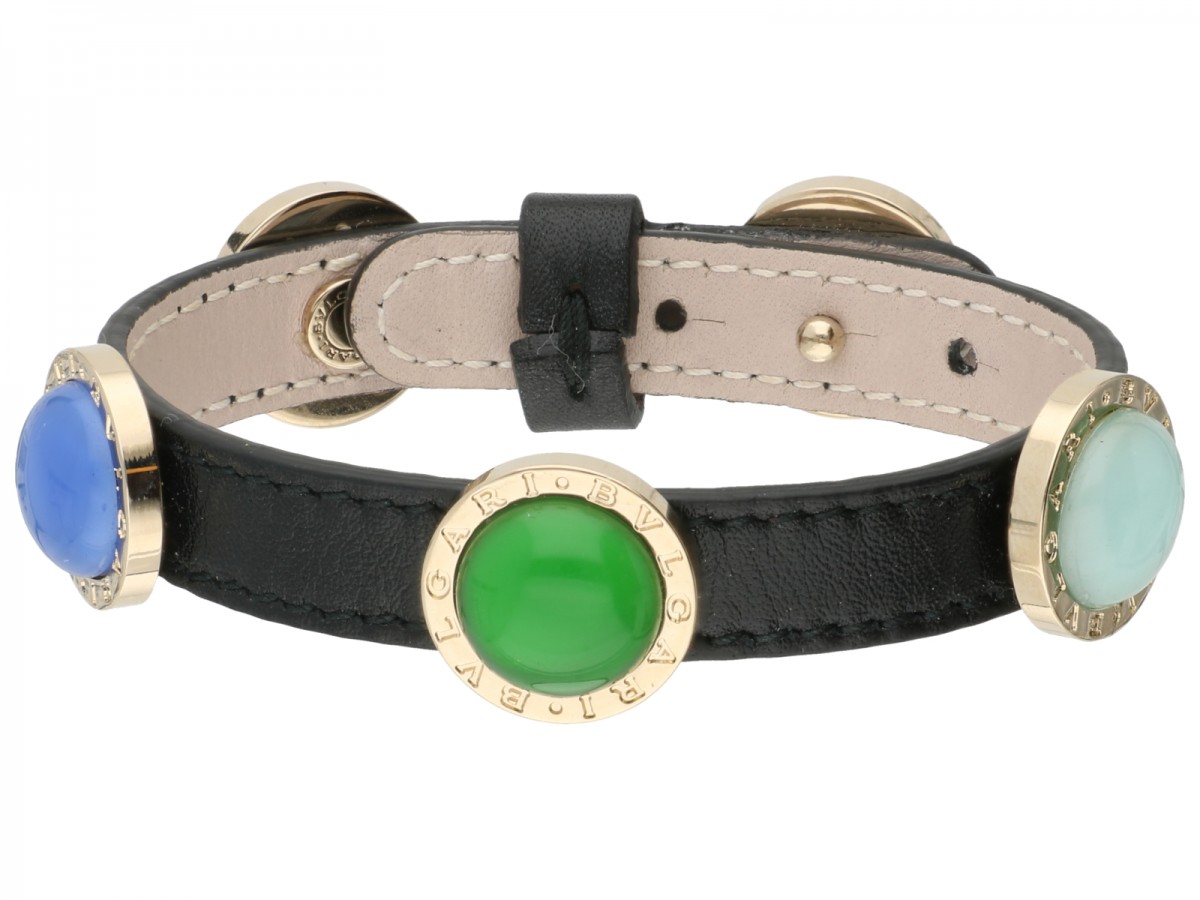 Zwart lederen Bvlgari armband met veelkleurige stenen in verguld metaal.