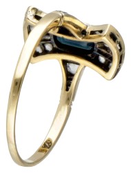 18 kt. Geelgouden art deco ring bezet met diamant en synthetische saffier.