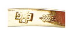 Vintage 14 kt. geelgouden ovale ring bezet met ca. 7.50 ct. bloedkoraal.