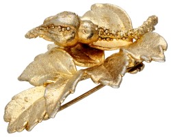 Verguld zilveren bladvormige broche door Deense designer Orla Eggert voor Flora Danica.