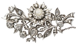 Antieke 835 zilveren broche bezet met roos geslepen diamanten.