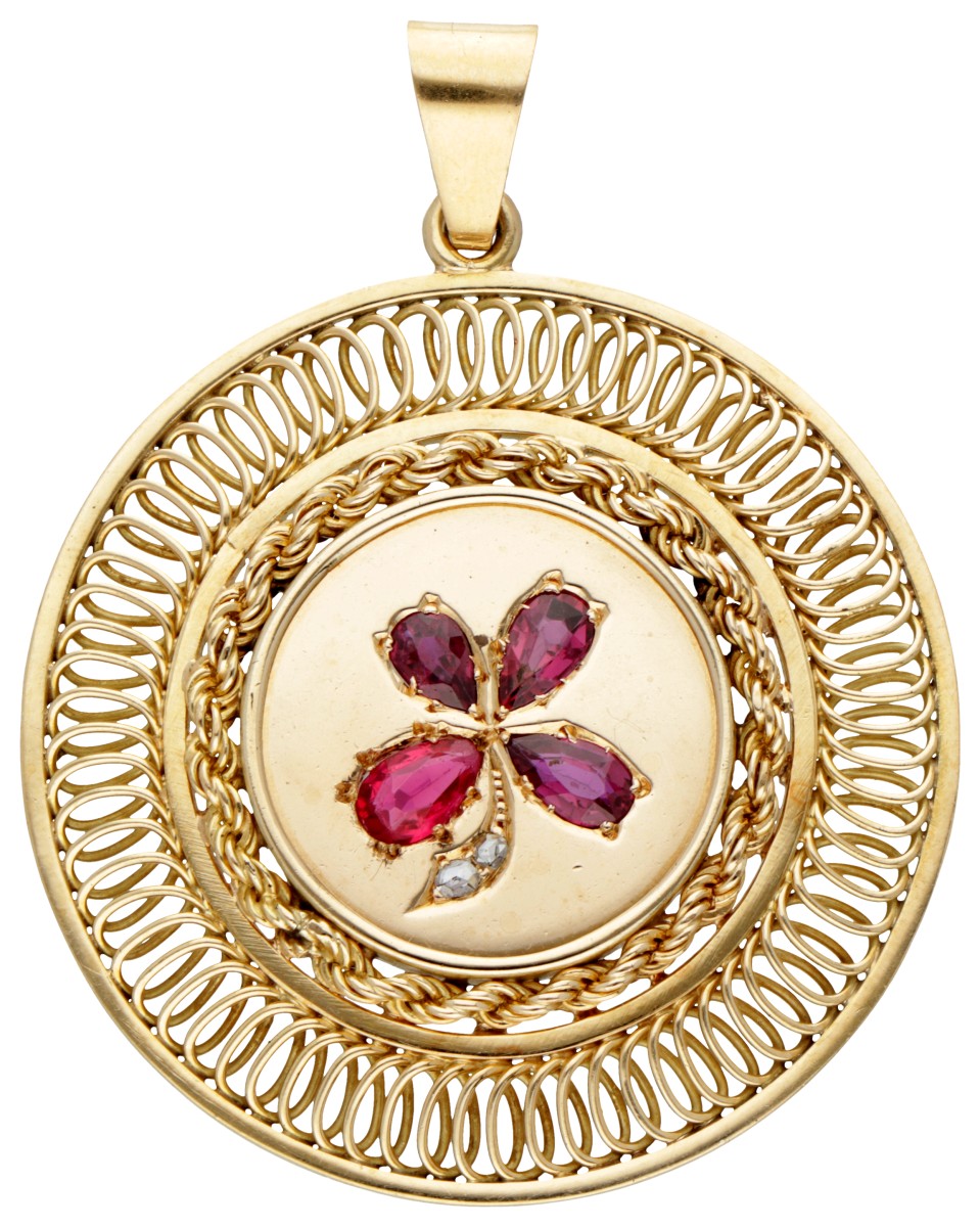 14K Geelgouden klavertje-vier hanger bezet met natuurlijke robijn en diamant.