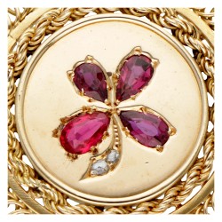 14K Geelgouden klavertje-vier hanger bezet met natuurlijke robijn en diamant.