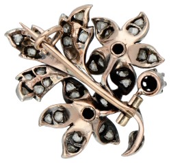 Antieke sterling zilveren / 14 kt. roségouden florale broche bezet met roos geslepen diamanten.