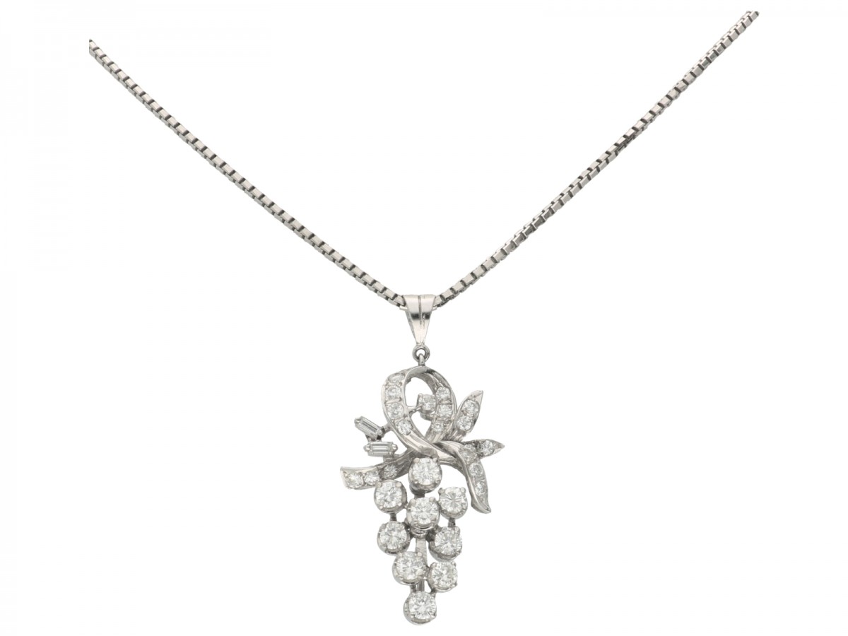 Witgouden collier met hanger in de vorm van een druiventros, met ca. 1.18 ct. diamant - BWG 10 kt.