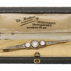Witgouden Art Deco broche, met 11 diamanten - 14 kt.