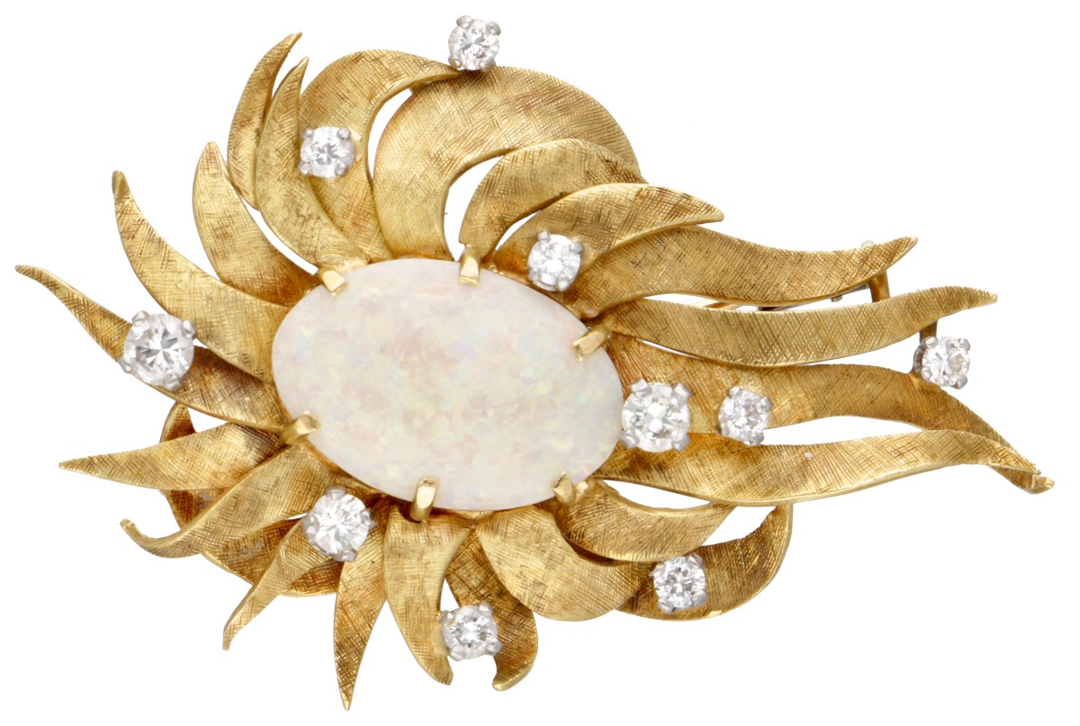 18 kt. Geelgouden bewerkte broche / hanger bezet met ca. 0.75 ct. diamant en ca. 4.21 ct. witte edelopaal.