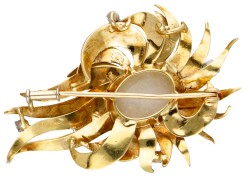 18 kt. Geelgouden bewerkte broche / hanger bezet met ca. 0.75 ct. diamant en ca. 4.21 ct. witte edelopaal.