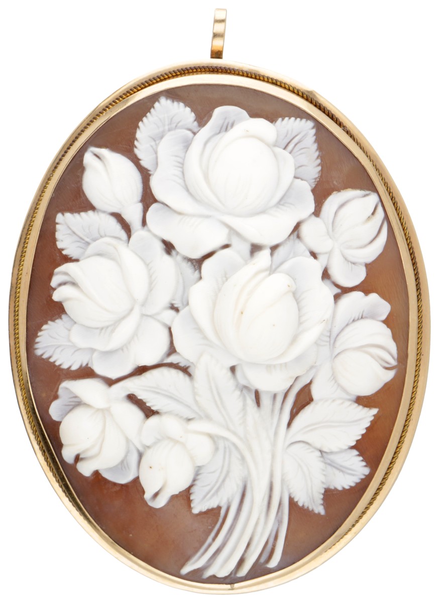 14 kt. Geelgouden broche / hanger bezet met een camee met botanische voorstelling van bloemen.