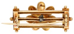 Antieke 14 kt. geelgouden broche met een bloem bezet met zaadparels.