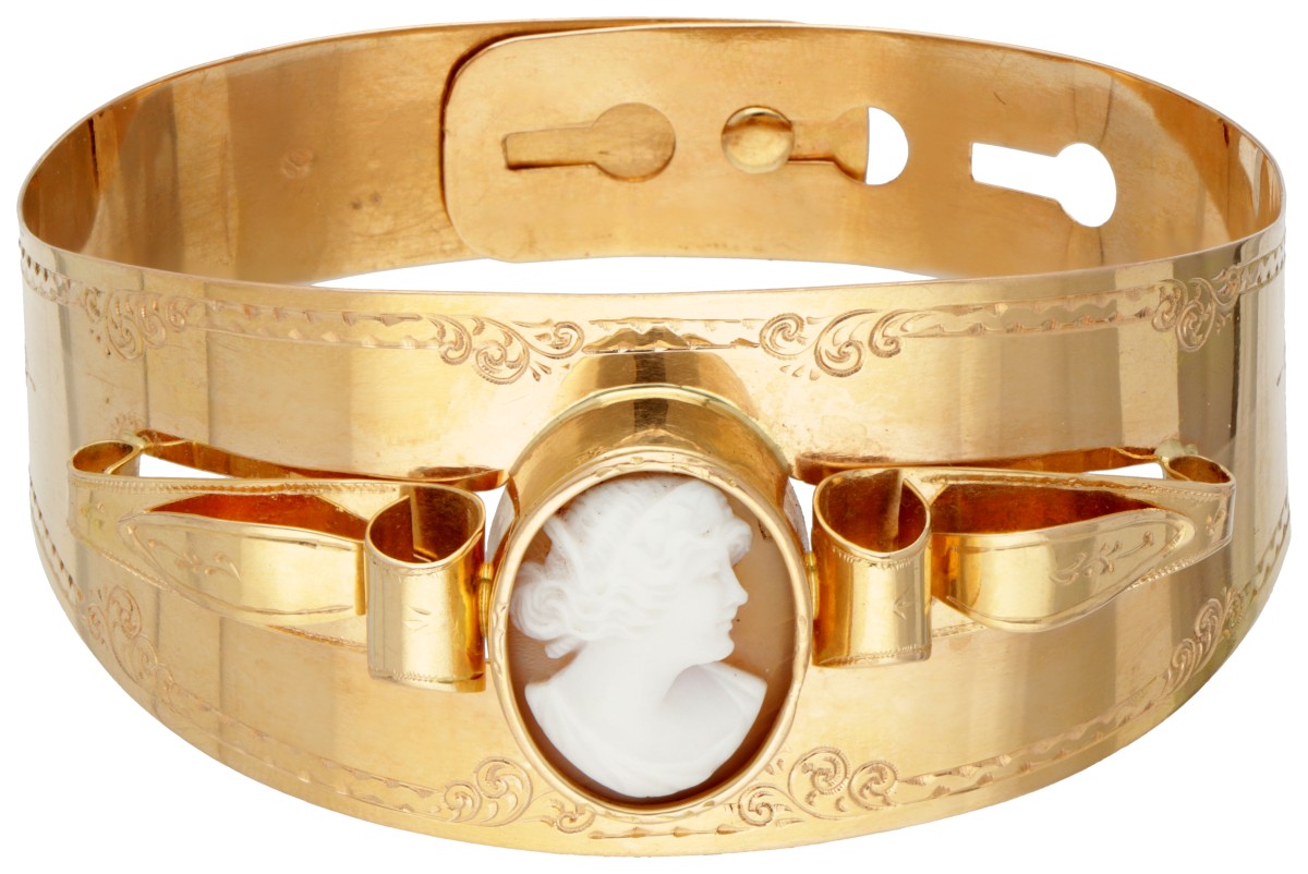 Franse antieke 18K geelgouden gegraveerde bangle armband bezet met een camee.