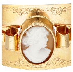 Franse antieke 18K geelgouden gegraveerde bangle armband bezet met een camee.
