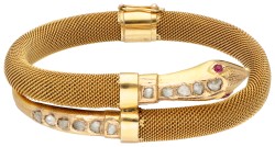 18 kt. Geelgouden Victoriaanse slangenarmband bezet met roos geslepen diamant en robijn.
