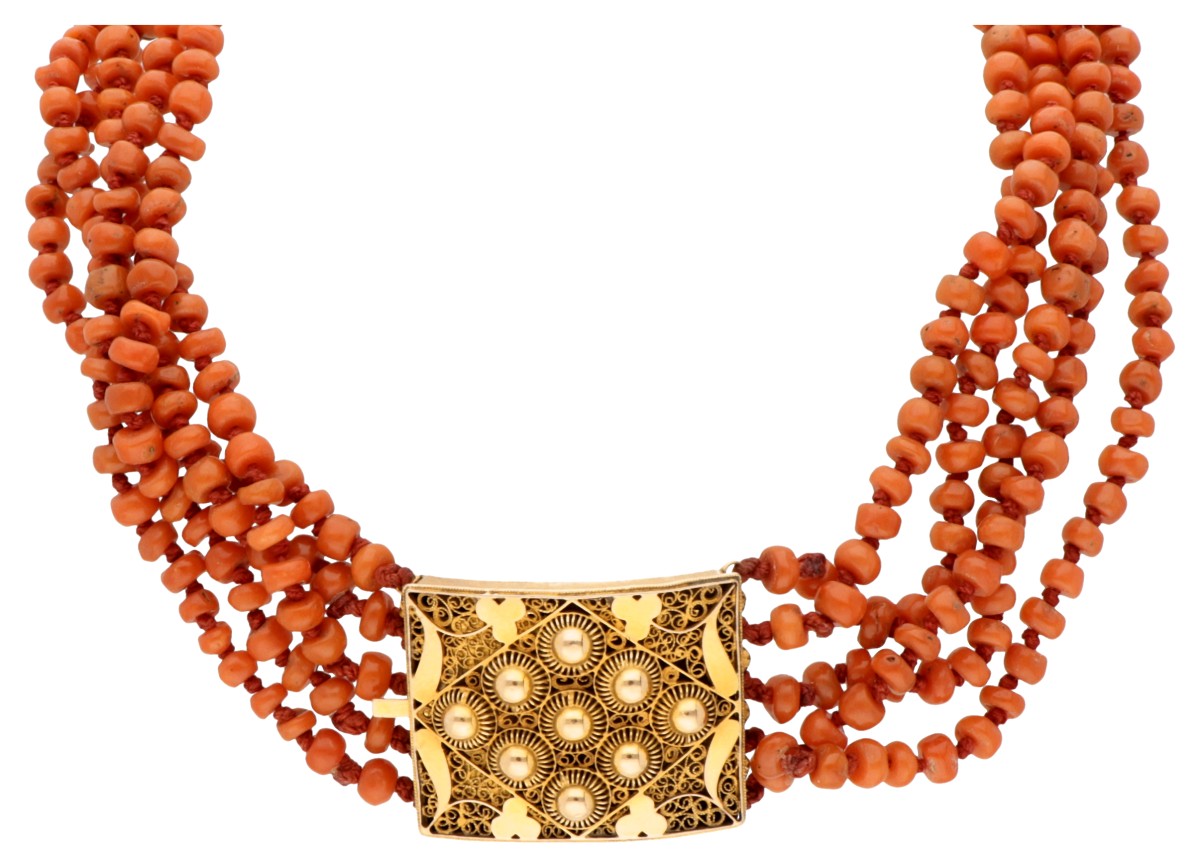 Antiek vijfrijig bloedkoralen collier met een 14 kt. geelgouden filigrain baksluiting.