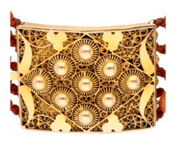 Antiek vijfrijig bloedkoralen collier met een 14 kt. geelgouden filigrain baksluiting.