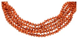 Antiek vijfrijig bloedkoralen collier met een 14 kt. geelgouden filigrain baksluiting.
